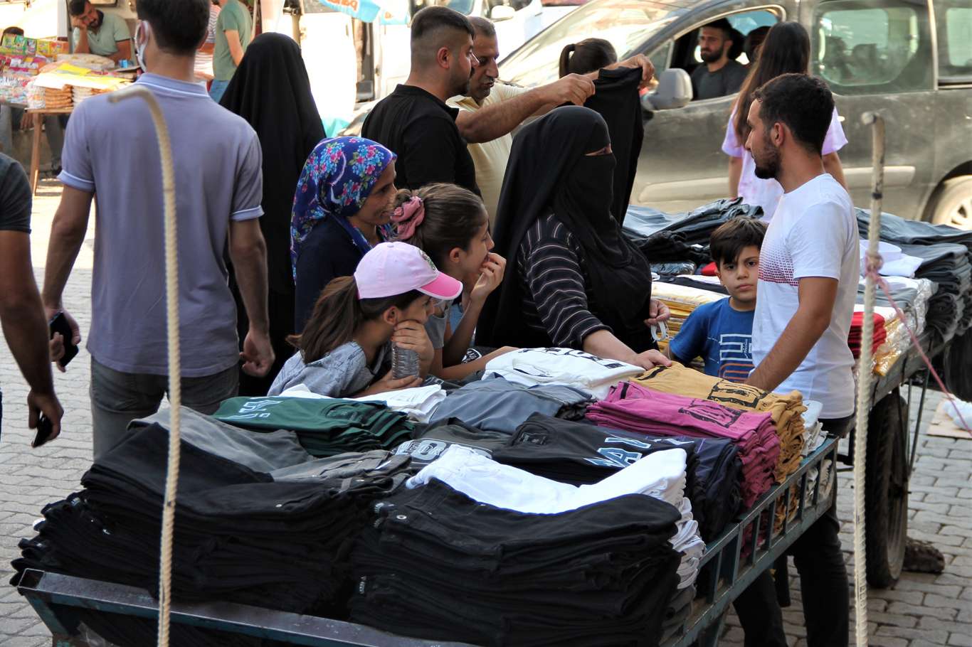 Bayram alışverişi esnafın yüzünü güldürdü Bayram alışverişi esnafın yüzünü güldürdü